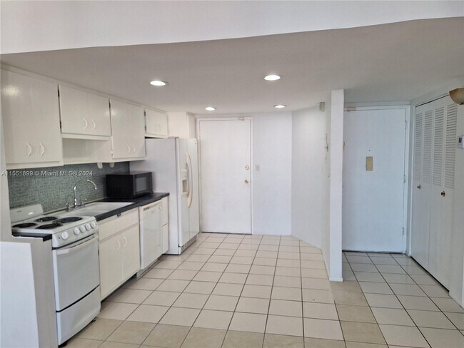 Building Photo - 1351 NE Miami Gardens Dr