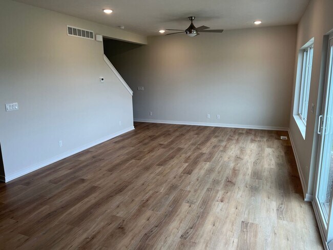 Foto del edificio - Spacious 5-Bedroom Duplex Near Asbury Elementary with Finished Basement & Full Amenities