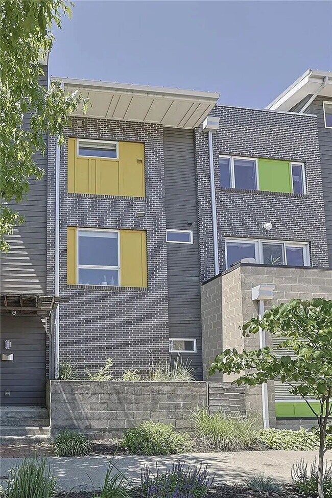 Foto del edificio - "Chic Canal Boat Ct Retreat: Spacious 1-Bedroom with Two Baths & Modern Amenities!"