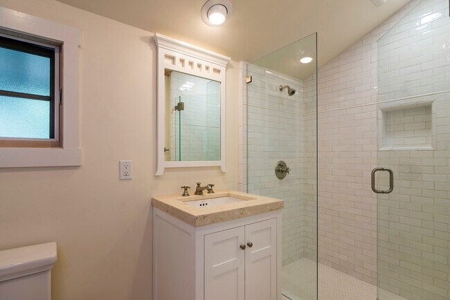 Building Photo - Serene & Elegant In Montecito!