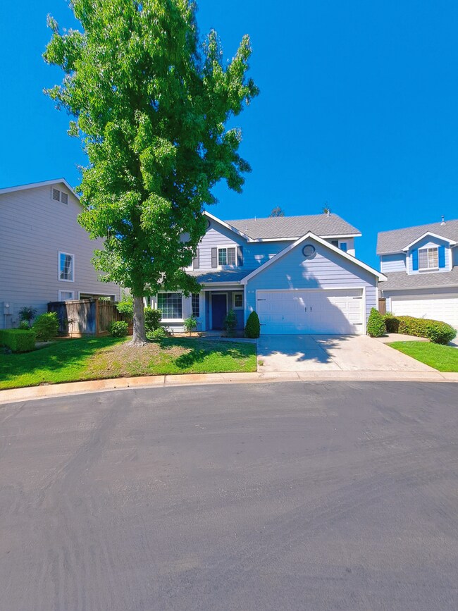 Foto del edificio - 3-Bedroom 2 Story Home in a Gated Communit...