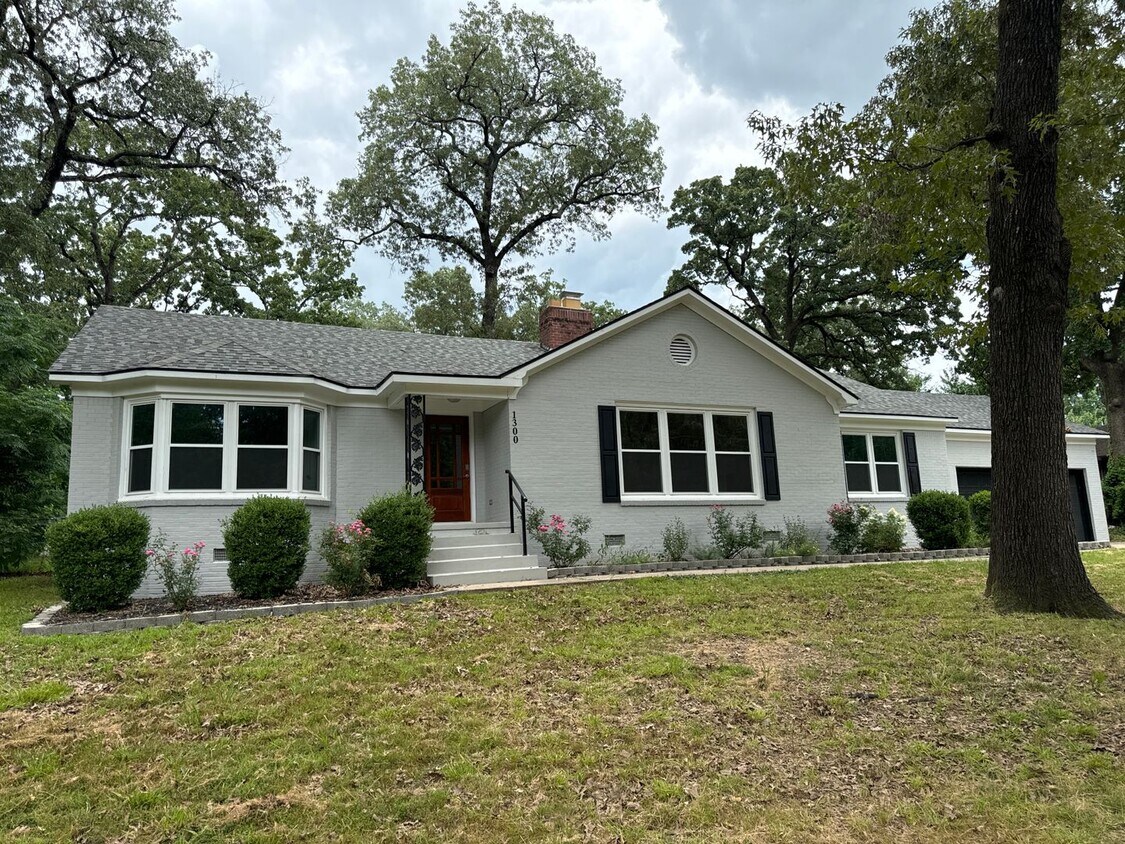 Primary Photo - 1300 N Waldron Rd