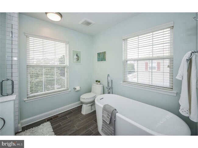 Building Photo - 236 Sequoia Dr