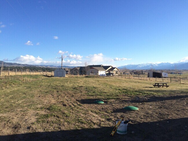 Building Photo - 3 bed 2 bath home sitting on 2 beautiful a...