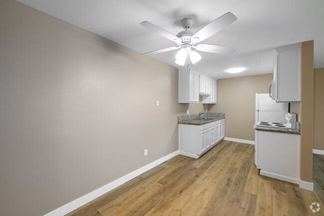 2BR, 1.5BA - 952SF - Dining Room - Parkview Apartments