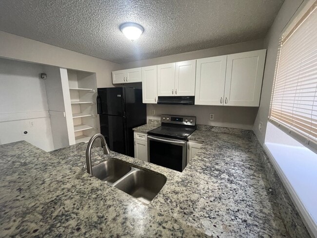 Photo - 2 Bedroom 2 Bathroom Townhouse Near Quincy and Buckley!!