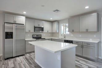 Building Photo - 1106 E Balboa Dr