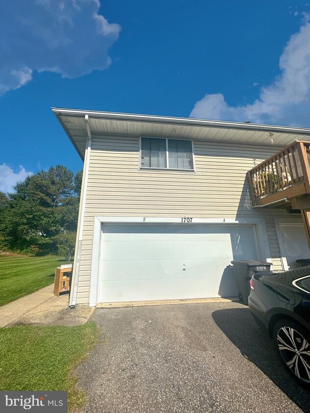 Primary Photo - 1707 Fountain Rock Way