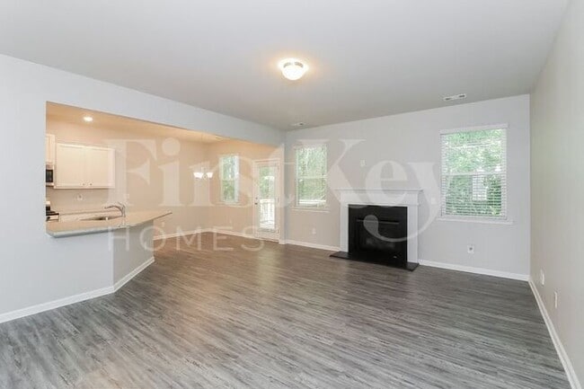 Building Photo - 305 Pinewood Dr