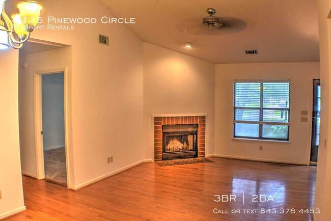 Foto del edificio - 4435 Pinewood Cir