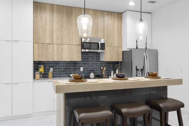Foto del edificio - Modern Townhome with Private Rooftop, Office, and Attached Garage in Dallas