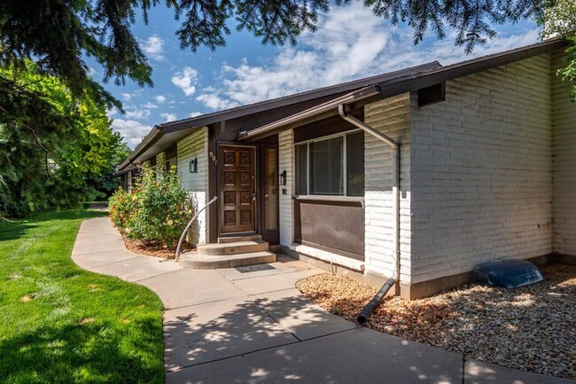 Building Photo - Charming Townhome
