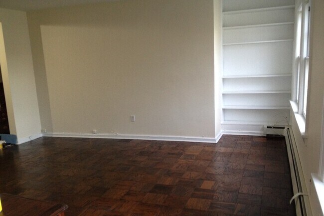 Large Living Room w/ built in Bookshelves (2) - 1217 Norton Dr