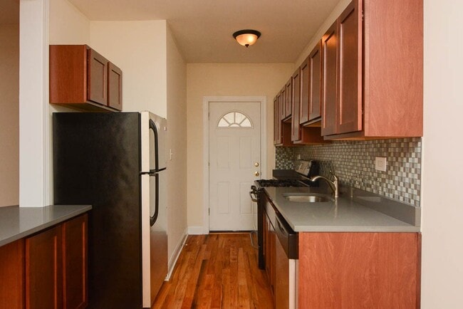 Building Photo - 629 W Cornelia Ave