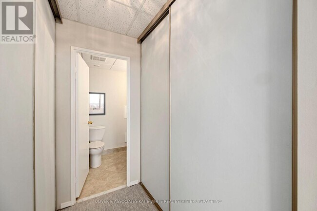 Photo du bâtiment - Spacious 3-Bedroom, 2-Bathroom Downtown Unit