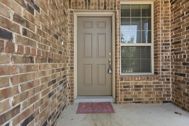 Building Photo - Charming Home Awaits: Spacious & Modern Li...