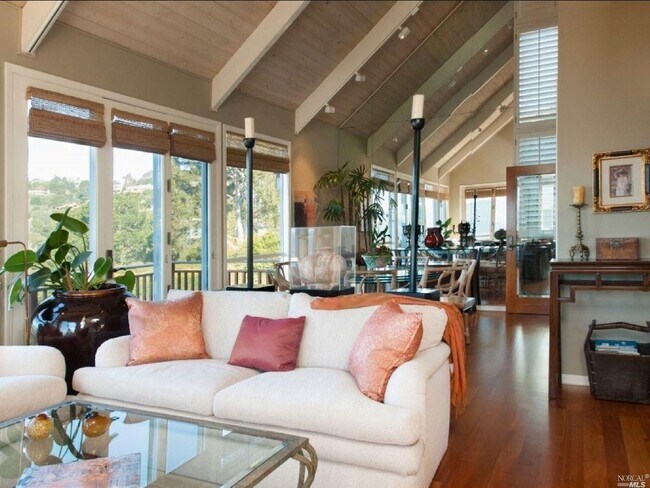 Building Photo - 6 Rolling Hills Rd