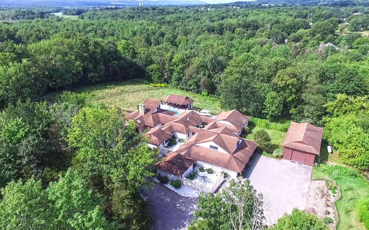 Primary Photo - 10 Paradise Ln