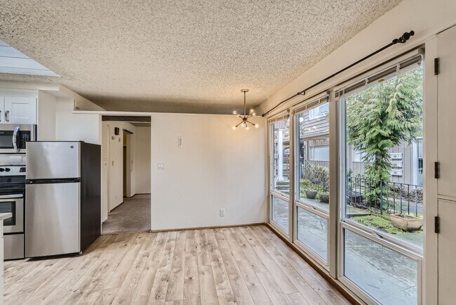Foto del edificio - Amazing Open-Concept 1 Bedroom with Skylight in the Heart of Madison Park!