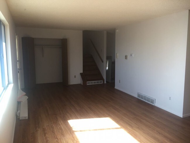 Building Photo - Large Home close to Gate 20
