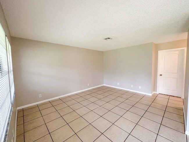 Building Photo - 2682 Hinda Rd