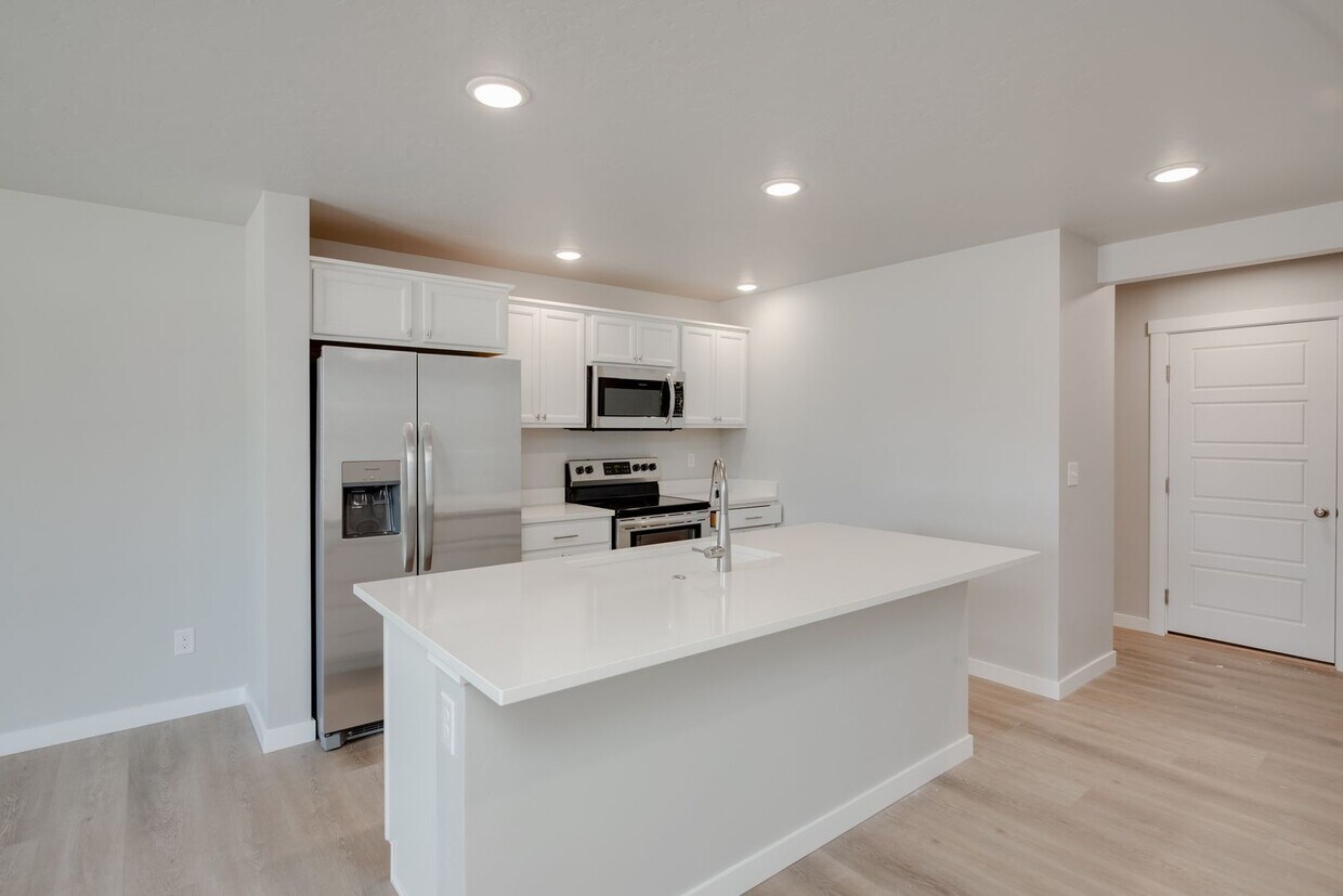 Foto principal - Now Leasing! Great Location, Community, Qu...