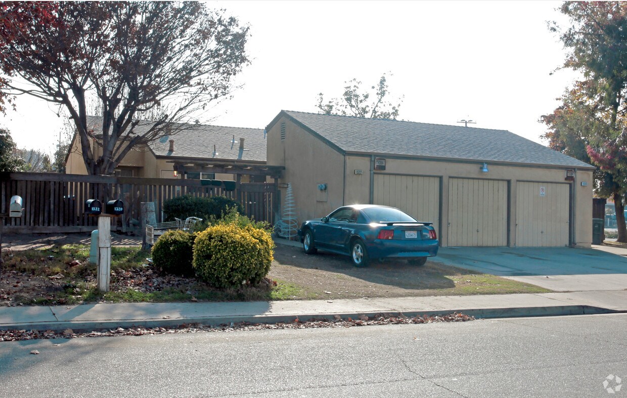 Primary Photo - 1520-1522 Giddings St