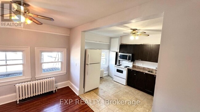 Building Photo - 2 Russell St E