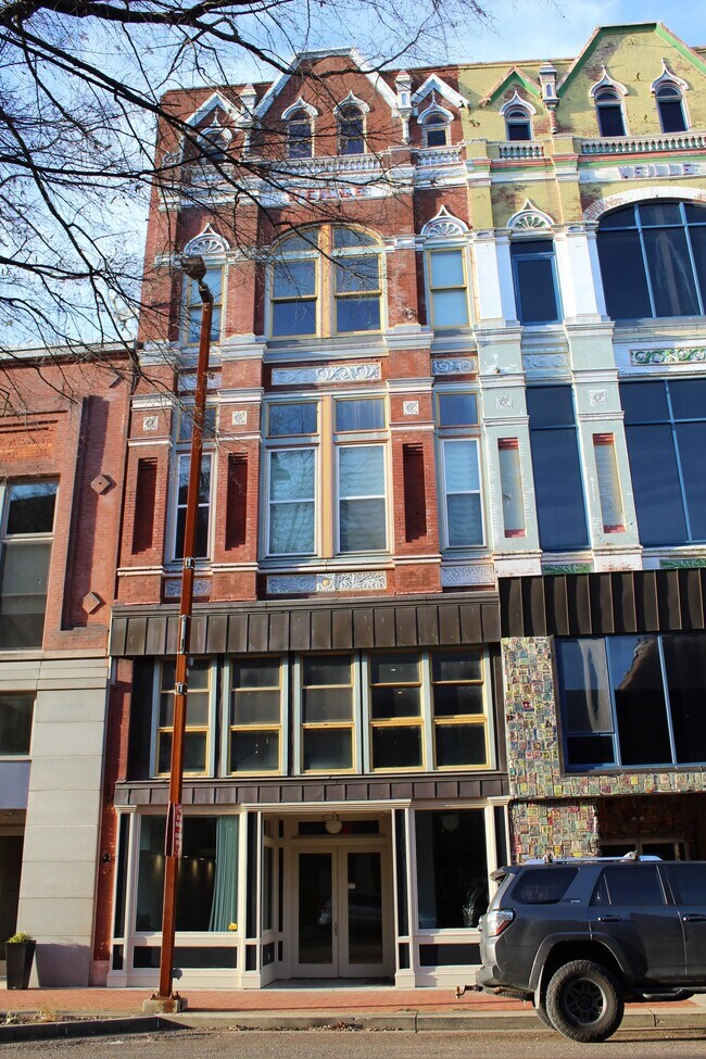 Beautiful Historic Downtown Apartment - 413 Broadway St