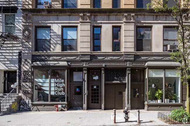 Entrada - 28-30 E 4th St