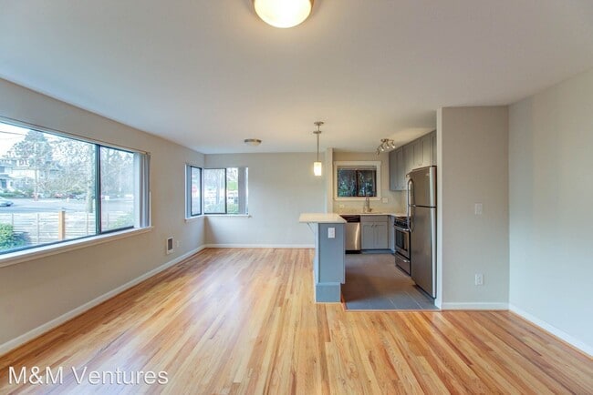 Building Photo - 1418 2nd Ave W