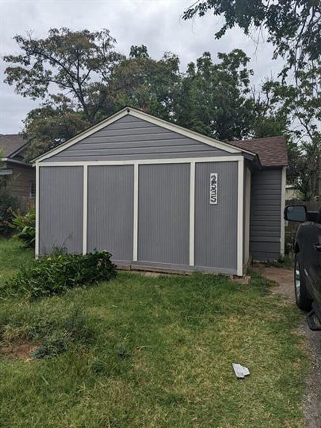 2 Bed House with Large Yard - 2 Bed House with Large Yard