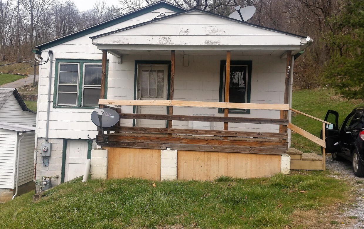 Primary Photo - 102 Russell St