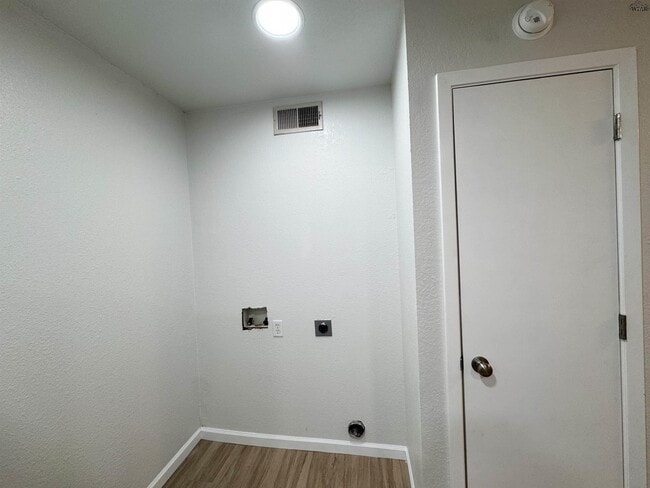 Foto del edificio - 4621 Johnson Rd