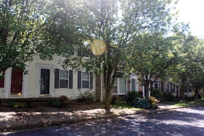 Building Photo - 2 bedroom townhome located in Stonewall He...