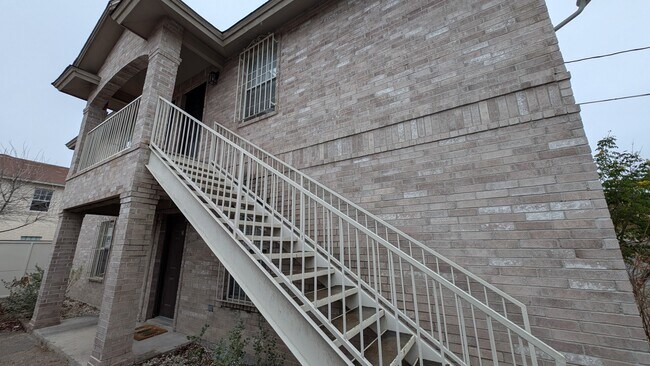 Foto del edificio - 1708 Chacon St