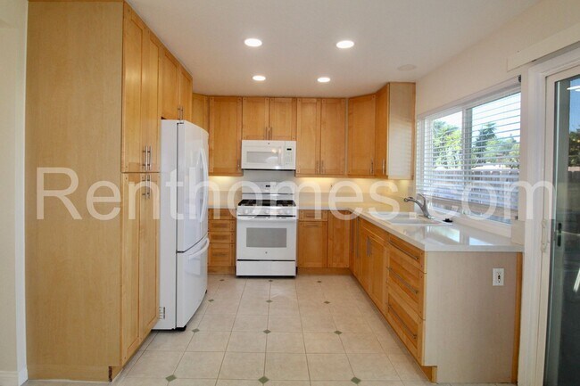 Building Photo - Mira Mesa, 10720 Foxwood Rd, Quartz Counte...