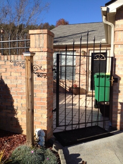 Foto del edificio - South Knoxville, 2 bedroom condo, 2 car garage Text or Call Debra Johnson 865-591-8281