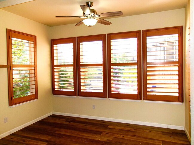 Foto del edificio - 3 Bedroom, 2-1/2 bath, 2-car garage in Nor...