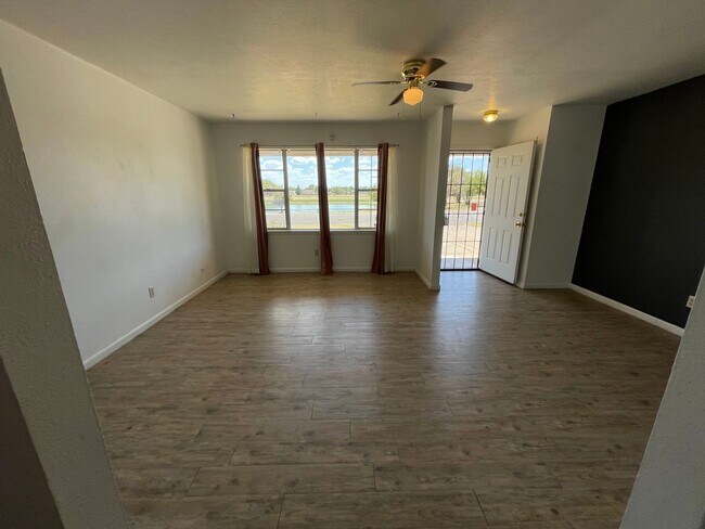 Building Photo - Spacious 2 Bed! - Cameo School District