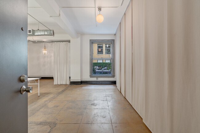 Foto del edificio - 108 W 2nd St