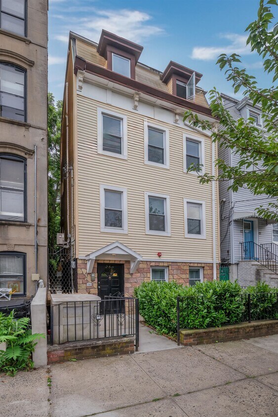 Foto principal - 250 Suydam Ave