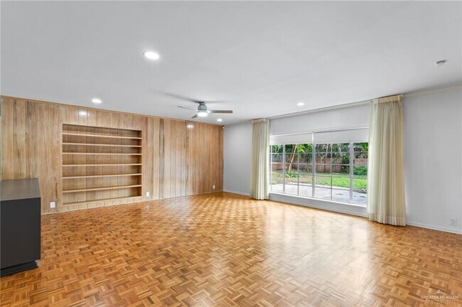 Foto del edificio - 28 W Austin Blvd