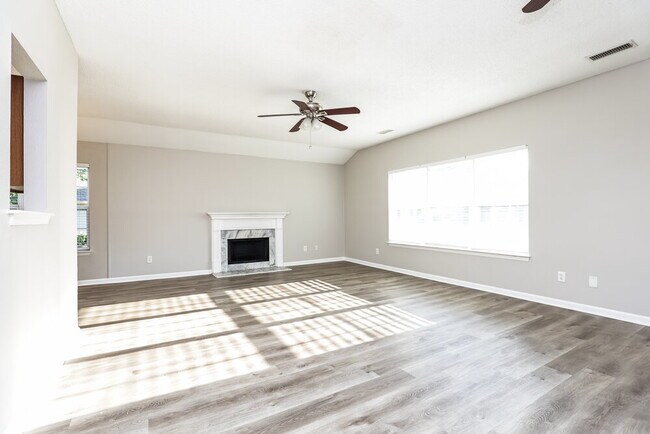 Foto del edificio - 321 Lake Forest Dr