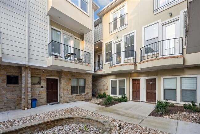 Building Photo - 1115 Kinney Ave