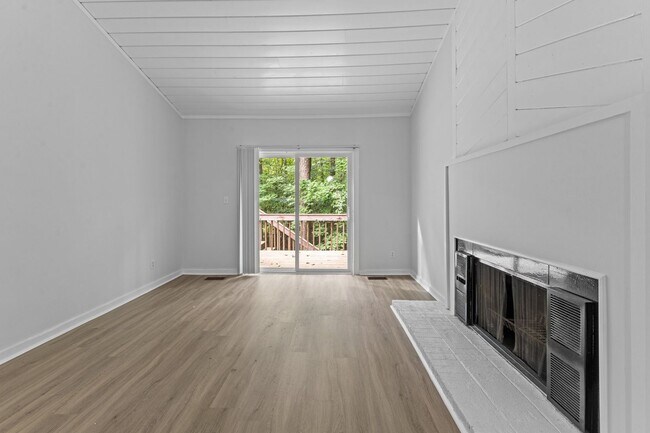 Foto del edificio - AVAILABLE NOW - Updated 2 Bedroom Duplex w...