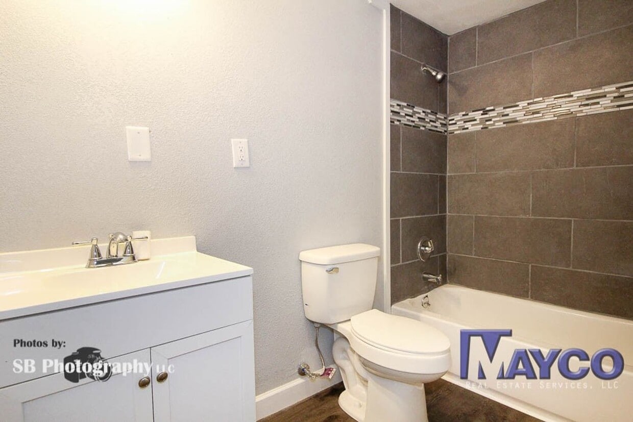 Building Photo - 1 bedroom house in Highland!
