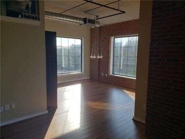 Building Photo - 395 Central Park Cir NE