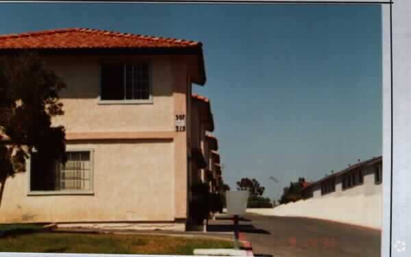 Building Photo - La Familia Vista