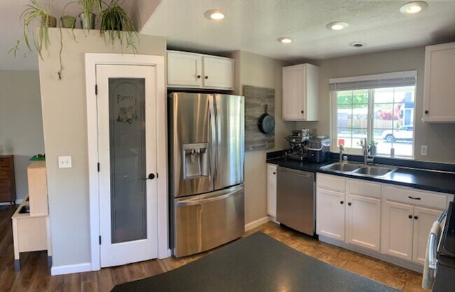 Foto del edificio - $2,600 - Beautifully-maintained single level Ranch-style Three Bedrooms, Two Baths home Ready To ...